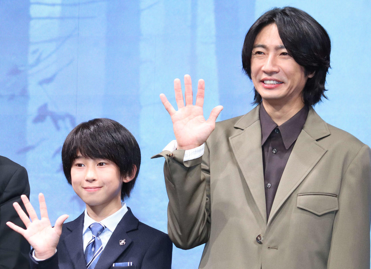 映画「”それ”がいる森」完成報告イベントで手を振る上原剣心（左）と相葉雅紀（撮影・加藤理沙）