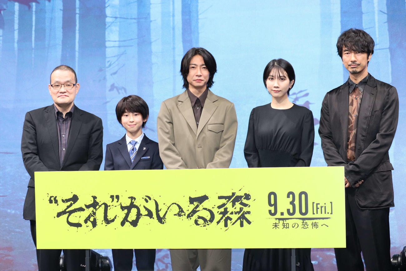 映画「“それ”がいる森」完成報告イベントに出席した、左から中田秀夫監督、上原剣心、相葉雅紀、松本穂香、眞島秀和（撮影・加藤理沙）