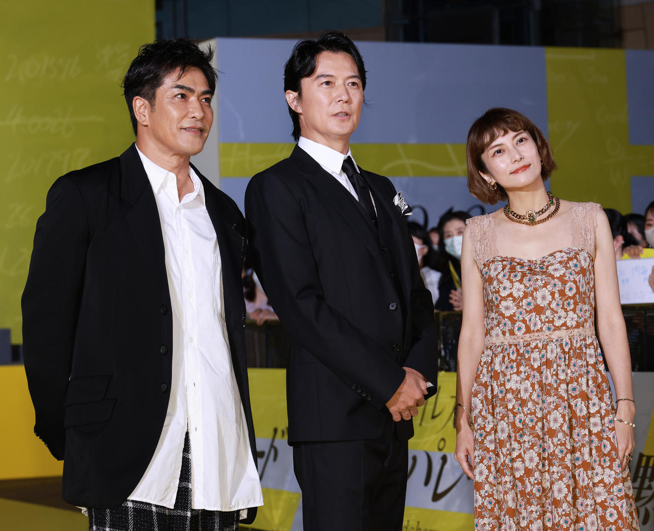 映画「沈黙のパレード」ジャパンプレミアイベントで記念撮影する、左から北村一輝、福山雅治、柴咲コウ（撮影・中島郁夫）