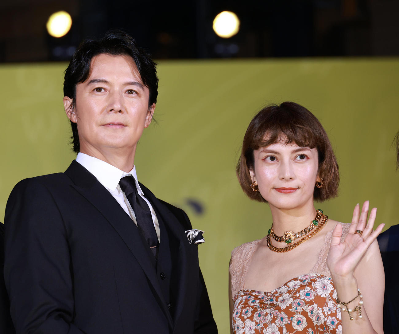 映画「沈黙のパレード」ジャパンプレミアイベントに登場した柴咲コウ（左）と福山雅治（撮影・中島郁夫）