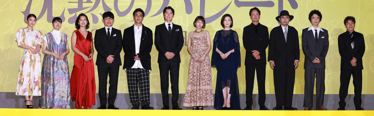 映画「沈黙のパレード」ジャパンプレミアイベントを行った、左から出口夏希、川床明日香、戸田菜穂、飯尾和樹、北村一輝、福山雅治、柴咲コウ、檀れい、椎名桔平、田口浩正、岡山絵里、西谷弘監督（撮影・中島郁夫）
