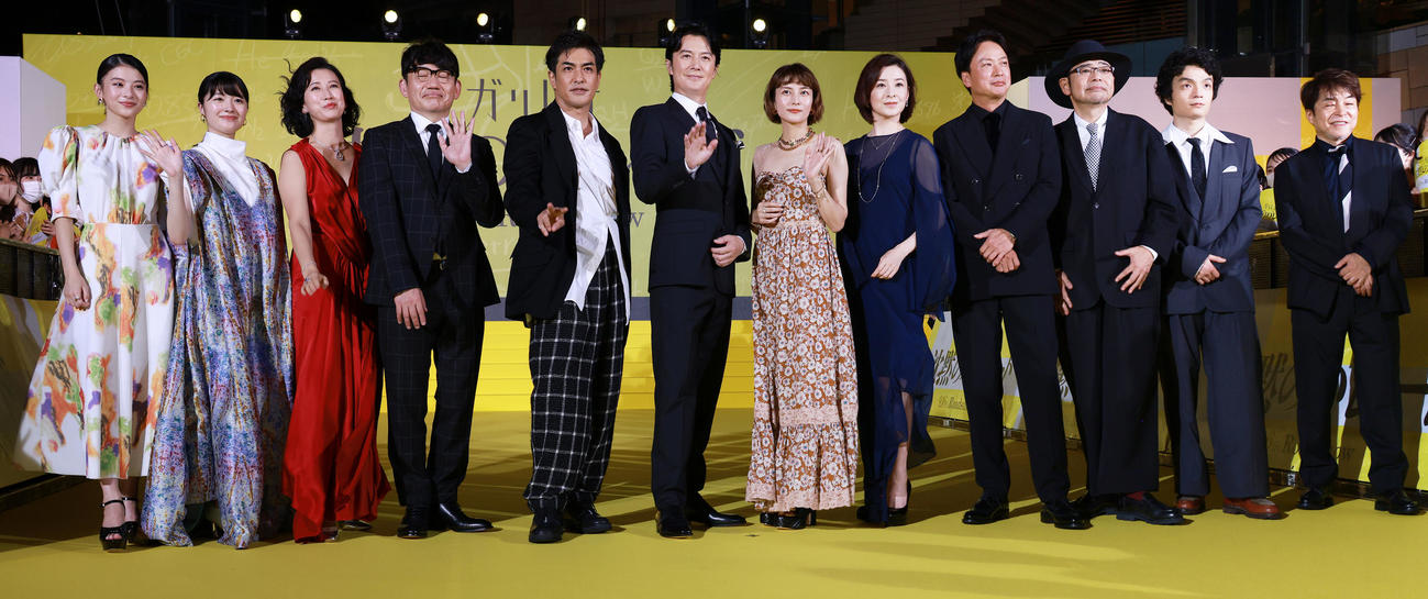 映画「沈黙のパレード」ジャパンプレミアイベントを行った、左から出口夏希、川床明日香、戸田菜穂、飯尾和樹、北村一輝、福山雅治、柴咲コウ、檀れい、椎名桔平、田口浩正、岡山絵里、西谷弘監督（撮影・中島郁夫）