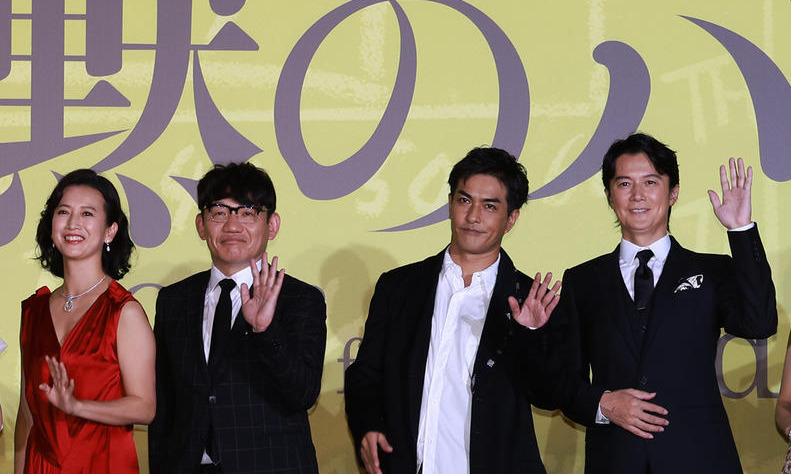 映画「沈黙のパレード」ジャパンプレミアイベントを行った、左から戸田菜穂、飯尾和樹、北村一輝、福山雅治（撮影・中島郁夫）