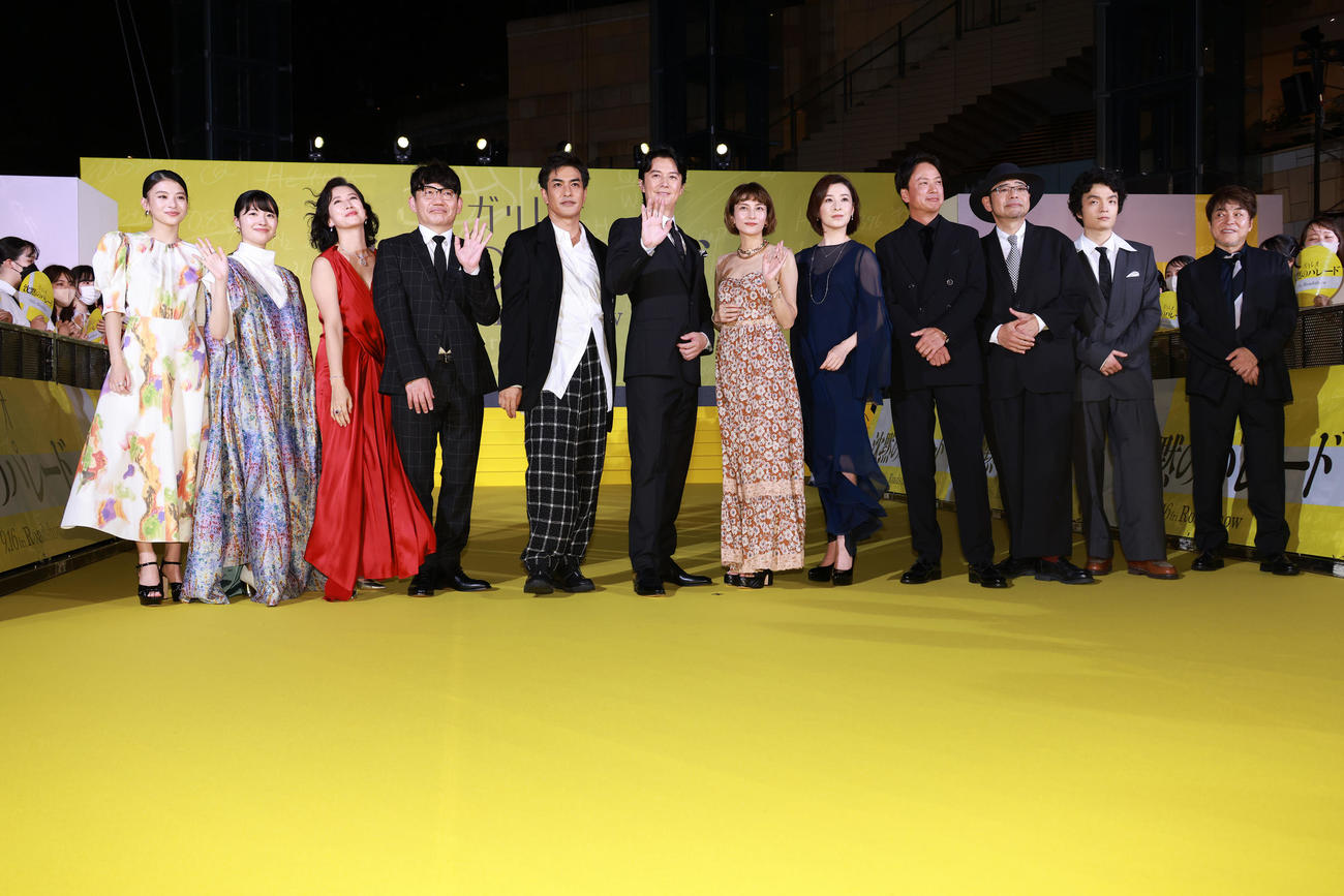 映画「沈黙のパレード」ジャパンプレミアイベントを行った、左から出口夏希、川床明日香、戸田菜穂、飯尾和樹、北村一輝、福山雅治、柴咲コウ、檀れい、椎名桔平、田口浩正、岡山天音、西谷弘監督（撮影・中島郁夫）