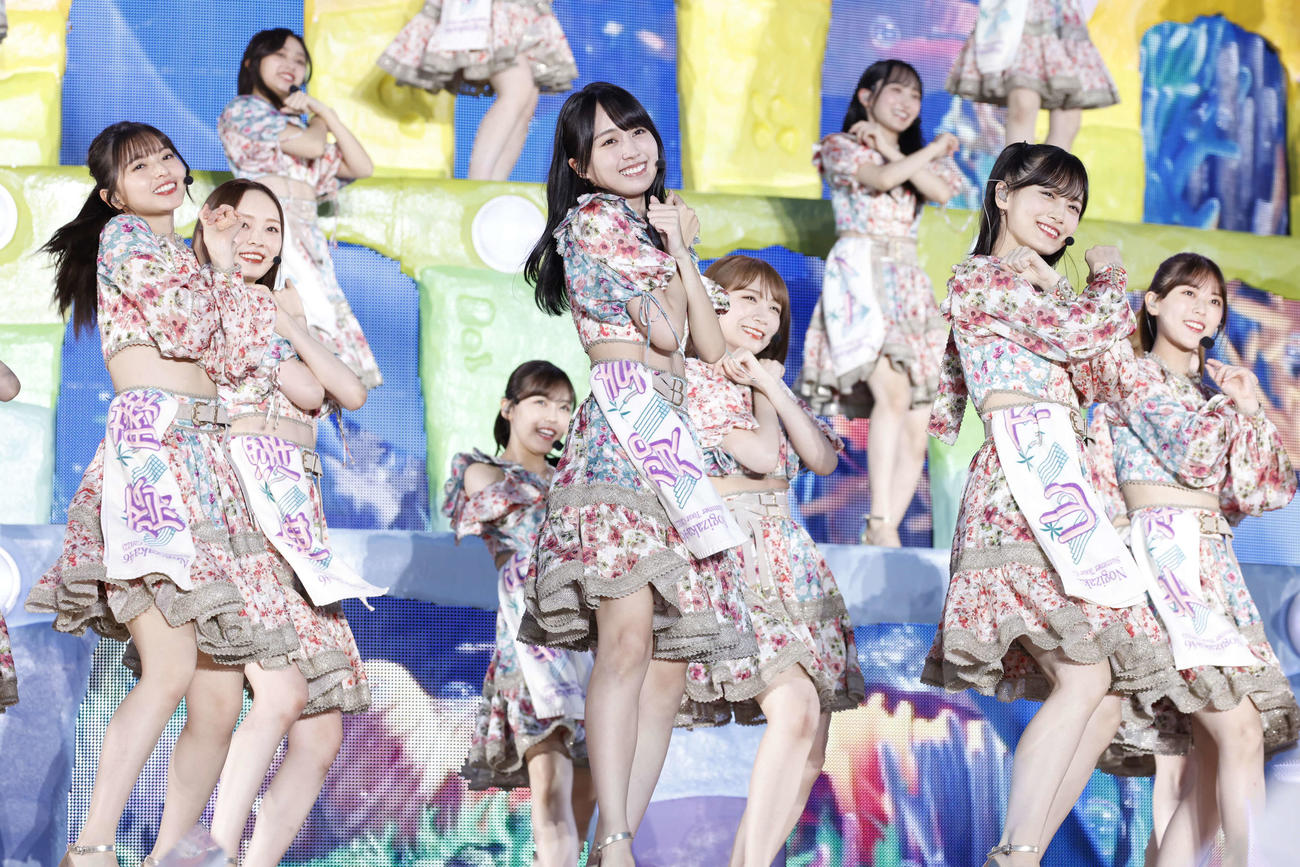 「真夏の全国ツアー2022」千秋楽でパフォーマンスする乃木坂46。手前左から齋藤飛鳥、賀喜遥香、山下美月