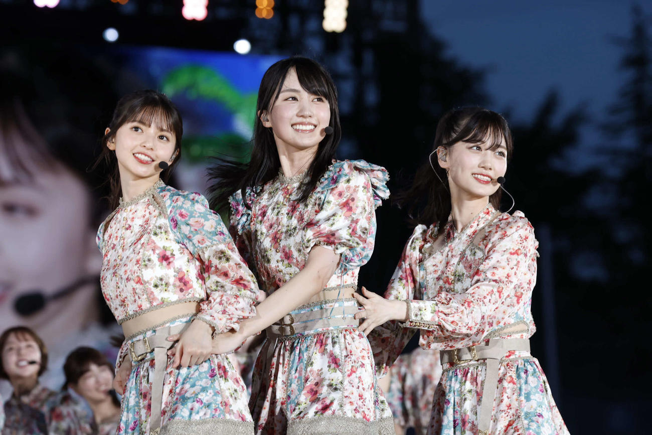 「真夏の全国ツアー2022」千秋楽でパフォーマンスする、左から乃木坂46の齋藤飛鳥、賀喜遥香、山下美月