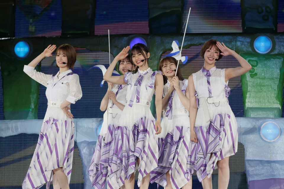 「真夏の全国ツアー2022」千秋楽でパフォーマンスする乃木坂46の1、2期生
