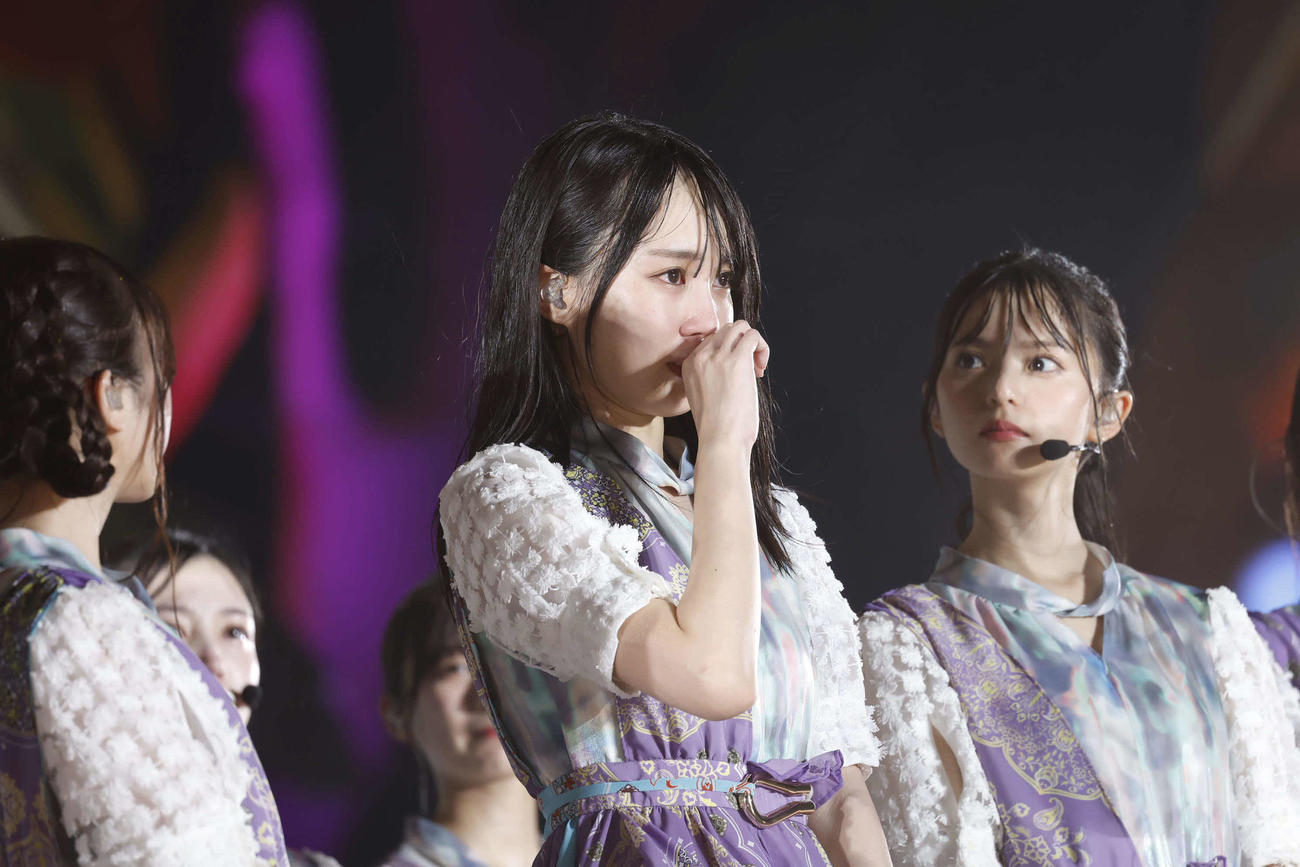 「真夏の全国ツアー2022」千秋楽で涙ぐみながらあいさつする乃木坂46の賀喜遥香（中央）。右は齋藤飛鳥