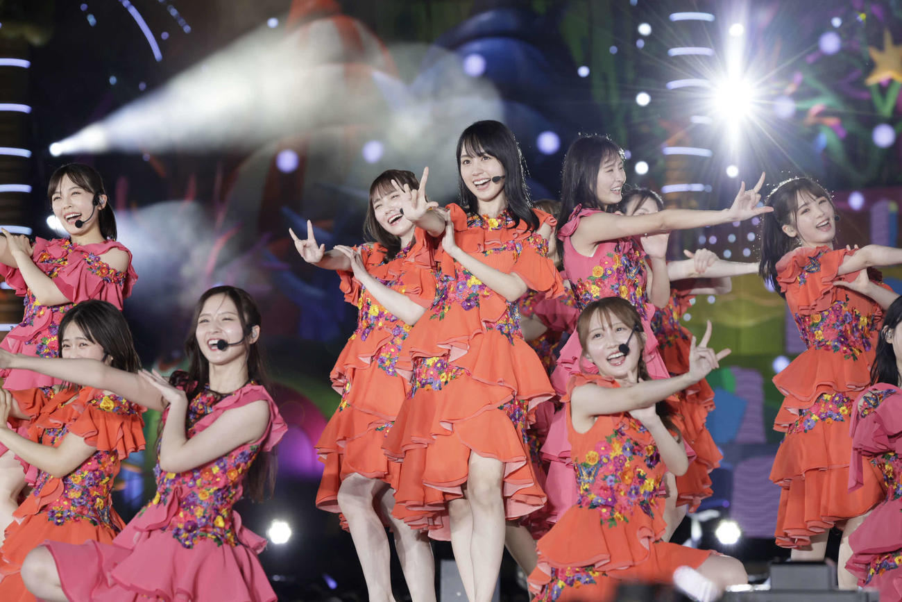 「真夏の全国ツアー2022」千秋楽でパフォーマンスする乃木坂46の4期生。中央は賀喜遥香