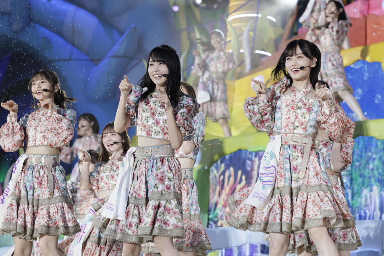 「真夏の全国ツアー2022」千秋楽でパフォーマンスする乃木坂46。手前左から齋藤飛鳥、賀喜遥香、山下美月