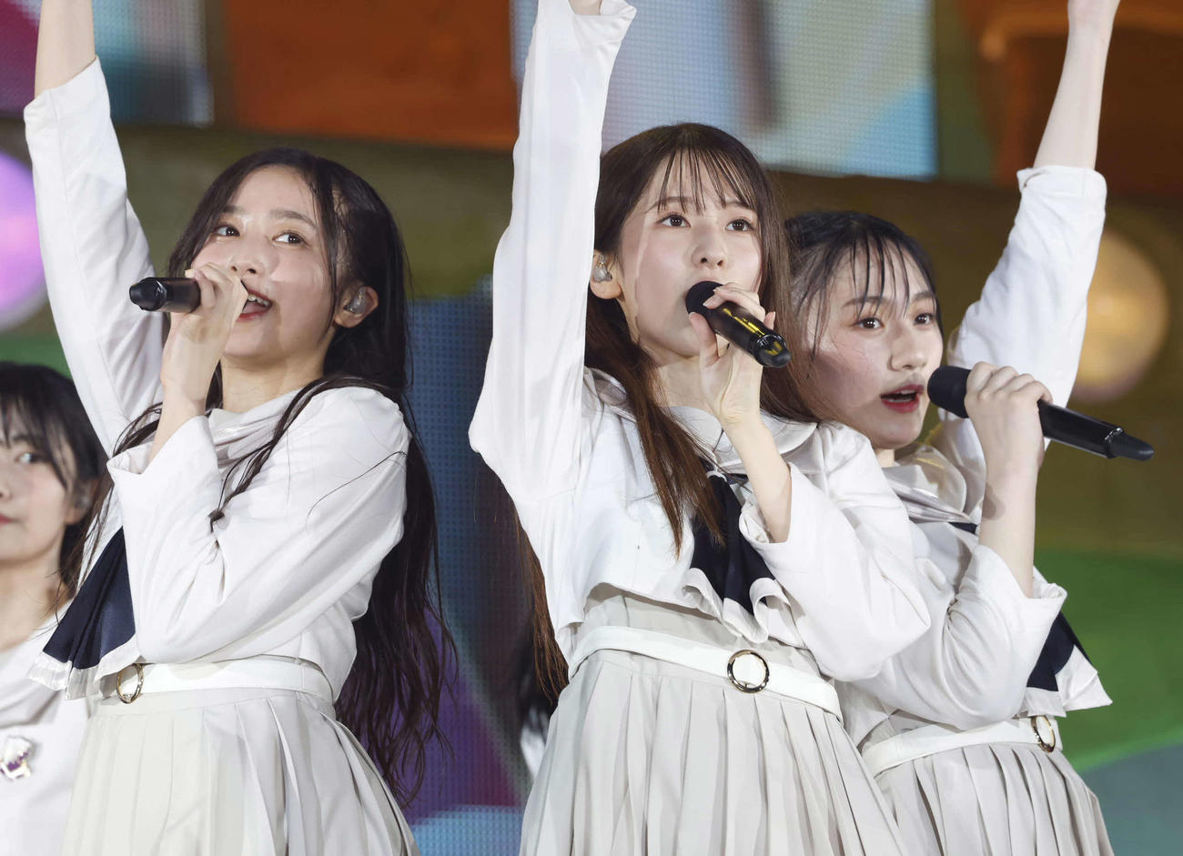 「真夏の全国ツアー2022」千秋楽でパフォーマンスする乃木坂46の5期生。左から井上和、菅原咲月、川■（■は崎の大が立の下の横棒なし）桜