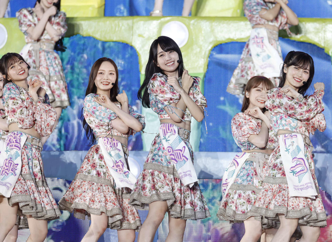 「真夏の全国ツアー2022」千秋楽でパフォーマンスする乃木坂46。左から齋藤飛鳥、梅澤美波、賀喜遥香、秋元真夏、山下美月
