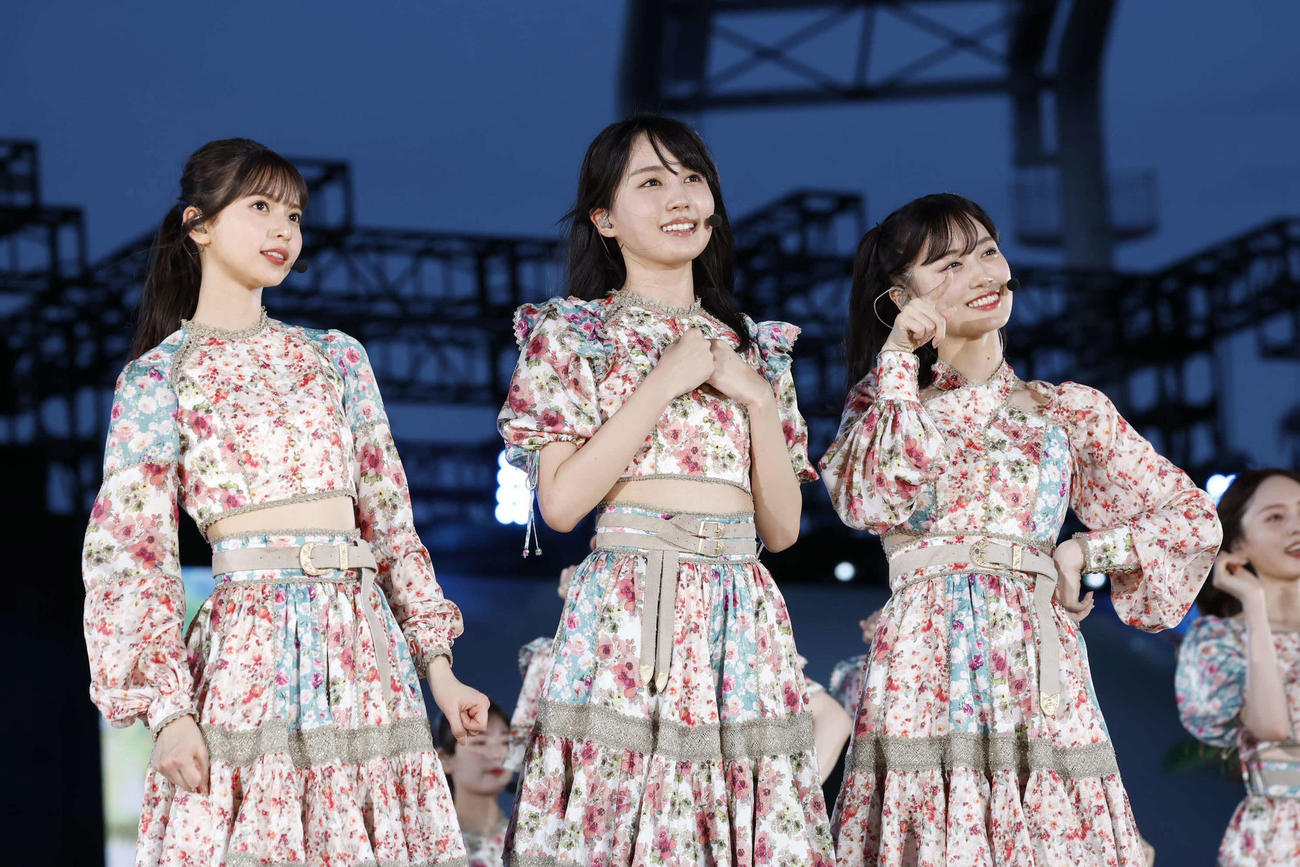 「真夏の全国ツアー2022」千秋楽でパフォーマンスする、左から乃木坂46の齋藤飛鳥、賀喜遥香、山下美月