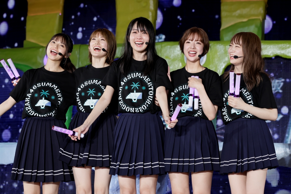「真夏の全国ツアー2022」千秋楽ラストであいさつする（左から）齋藤飛鳥、樋口日奈、賀喜遥香、和田まあや、秋元真夏