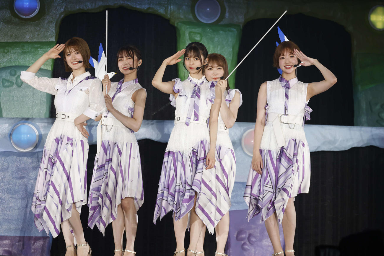 「真夏の全国ツアー2022」千秋楽でパフォーマンスする乃木坂46。左から樋口日奈、鈴木絢音、齋藤飛鳥、秋元真夏、和田まあや