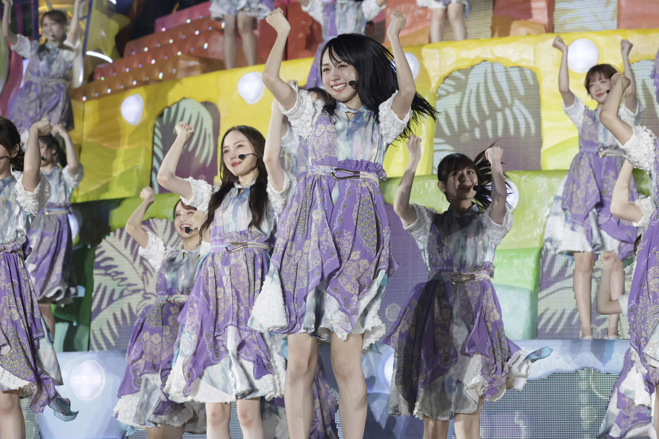 「真夏の全国ツアー2022」千秋楽でパフォーマンスする乃木坂46の賀喜遥香（中央）