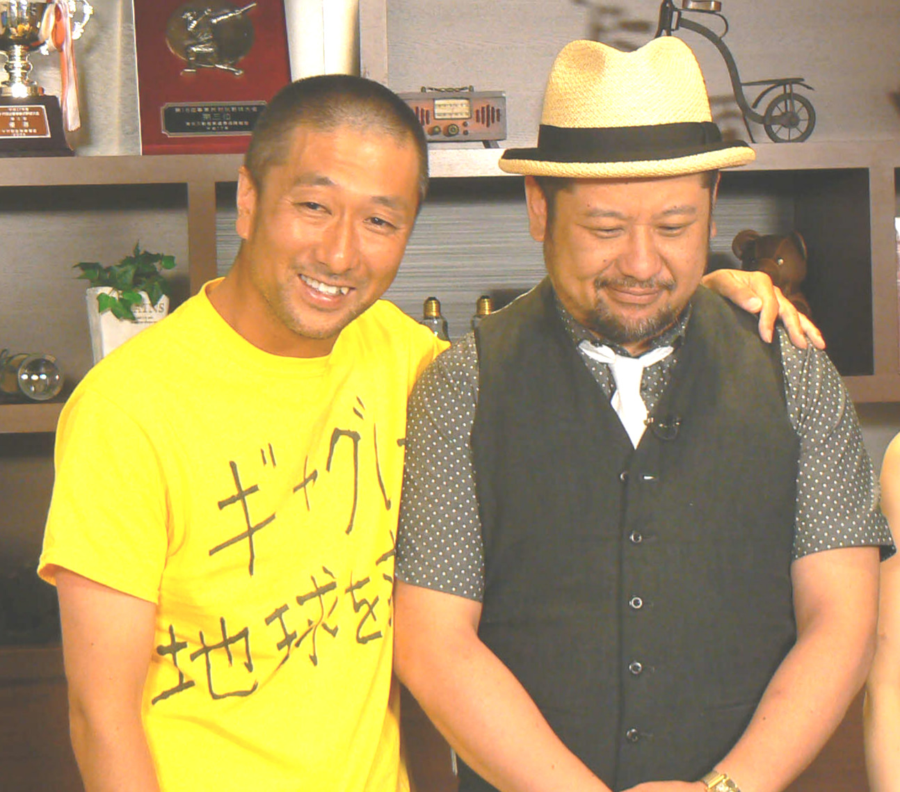 村越周司（左）とケンドーコバヤシ（2015年8月3日撮影）
