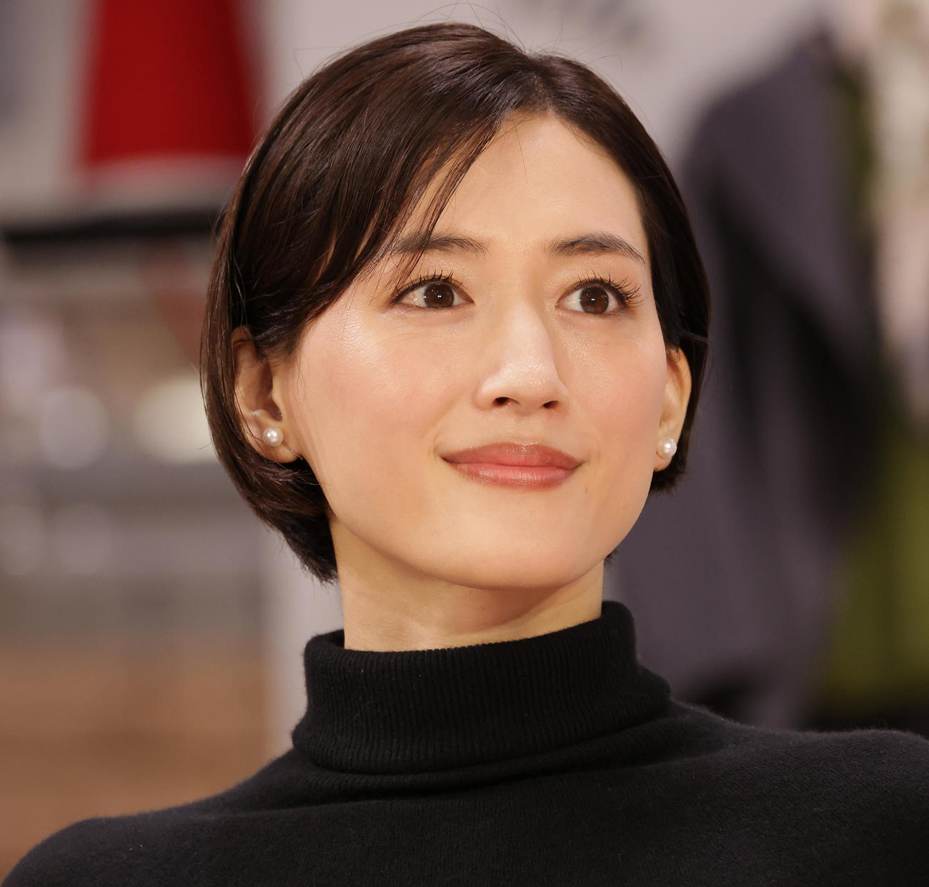 ユニクロの秋冬ファッションを着こなしショートカットを披露する綾瀬はるか（撮影・中島郁夫）