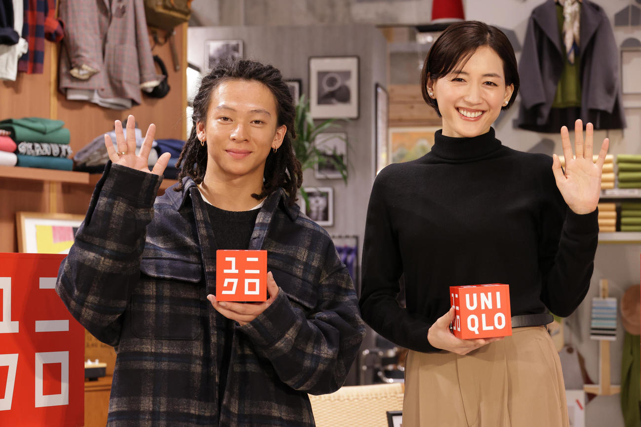ユニクロの秋冬ファッションを着こなし会見を行った平野歩夢（左）と綾瀬はるか（撮影・中島郁夫）