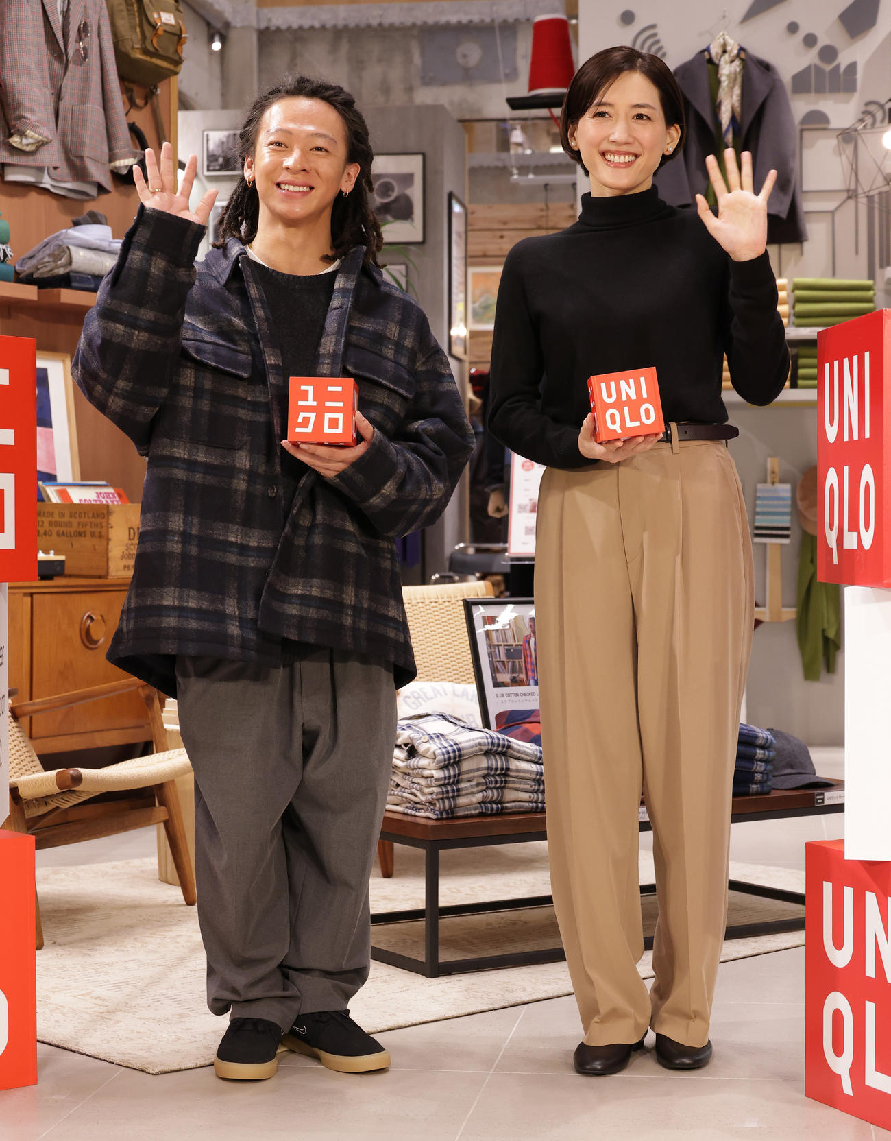 ユニクロの秋冬ファッションを着こなし会見を行った平野歩夢（左）と綾瀬はるか（撮影・中島郁夫）