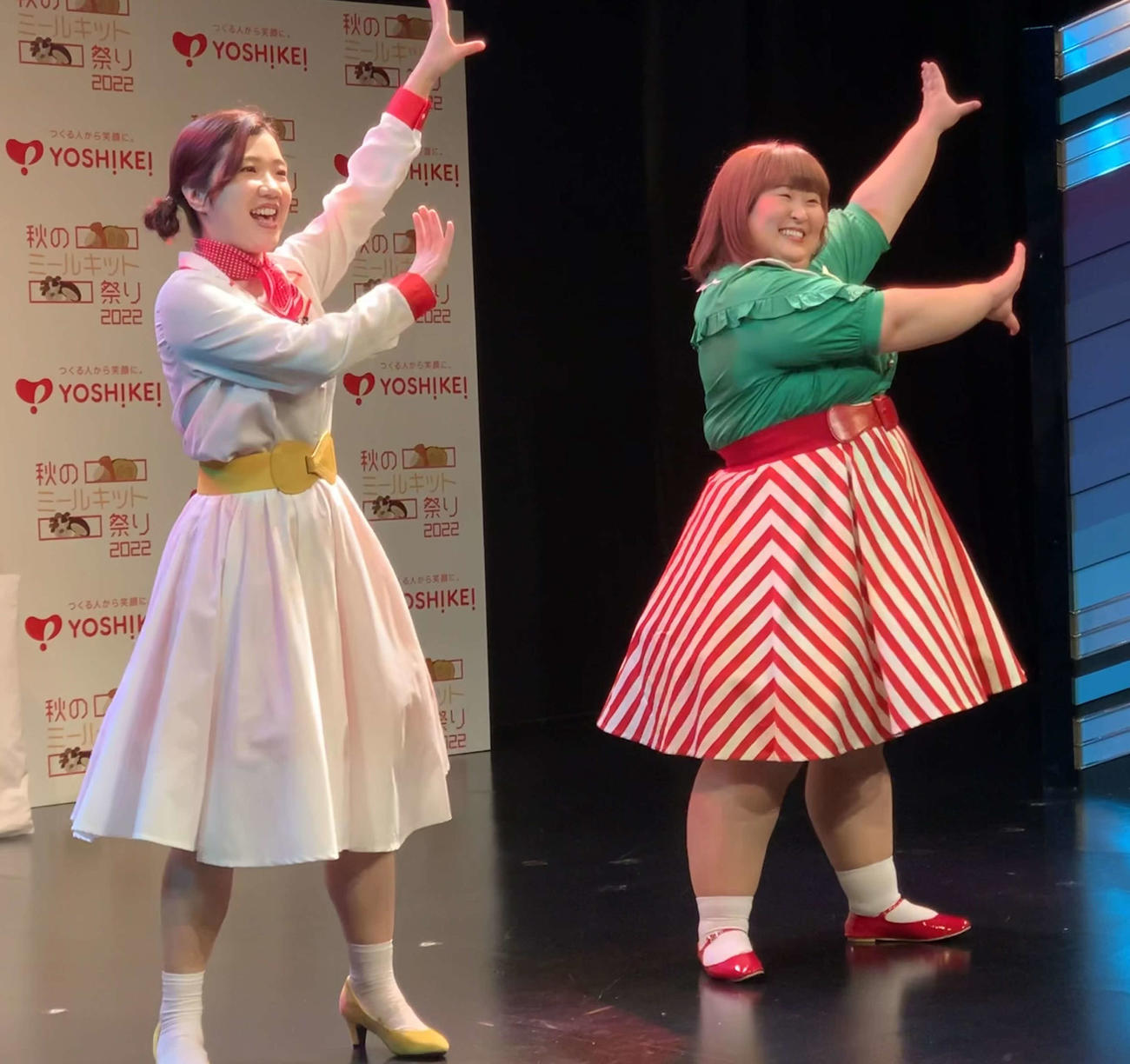 「やみつきダンス」を披露するお笑いトリオ、3時のヒロインの福田麻貴（左）、かなで（撮影・松尾幸之介）
