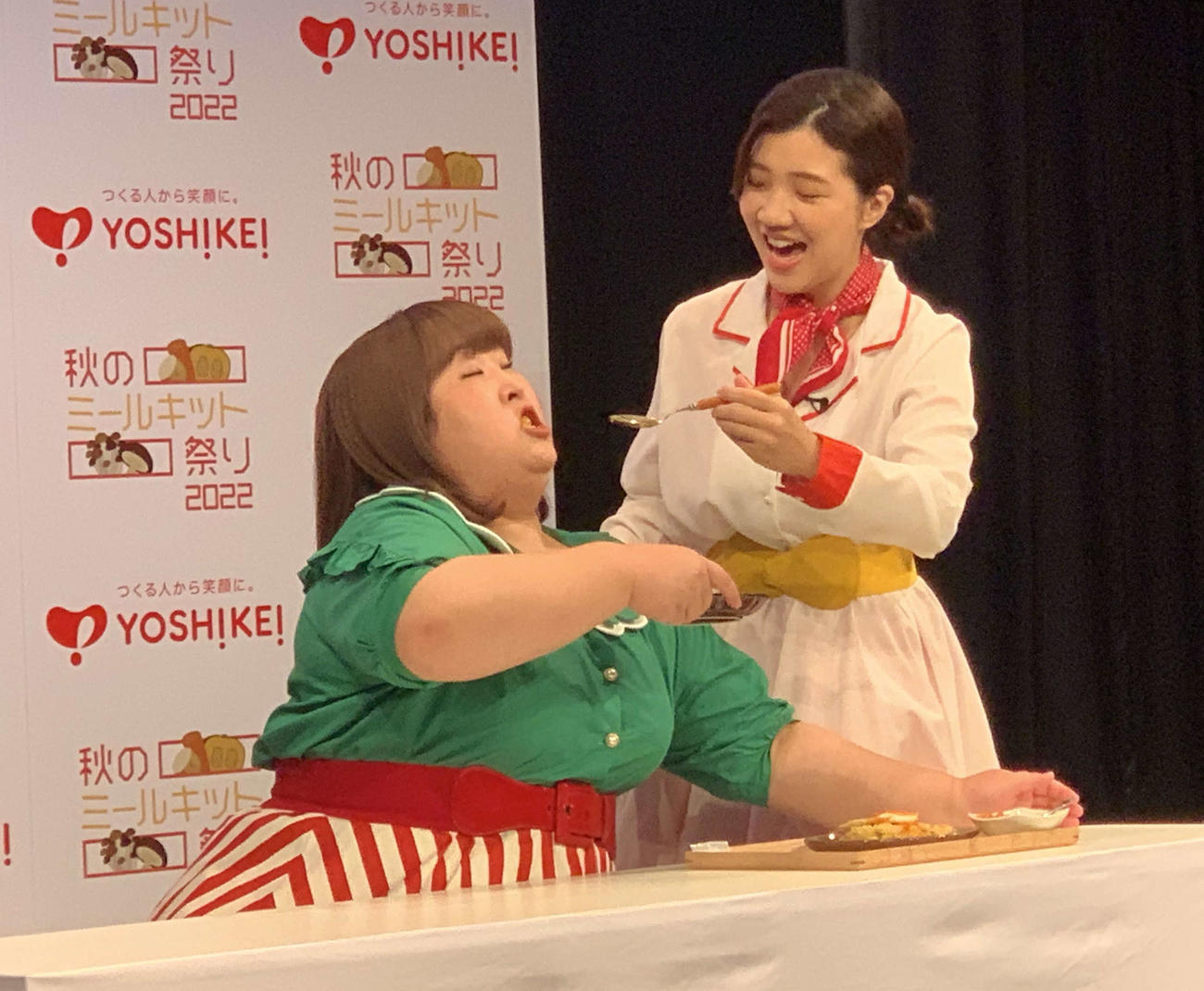 食レポ対決で口に食べ物を入れられる、お笑いトリオ、3時のヒロインの、かなで（左）と福田麻貴（撮影・松尾幸之介）
