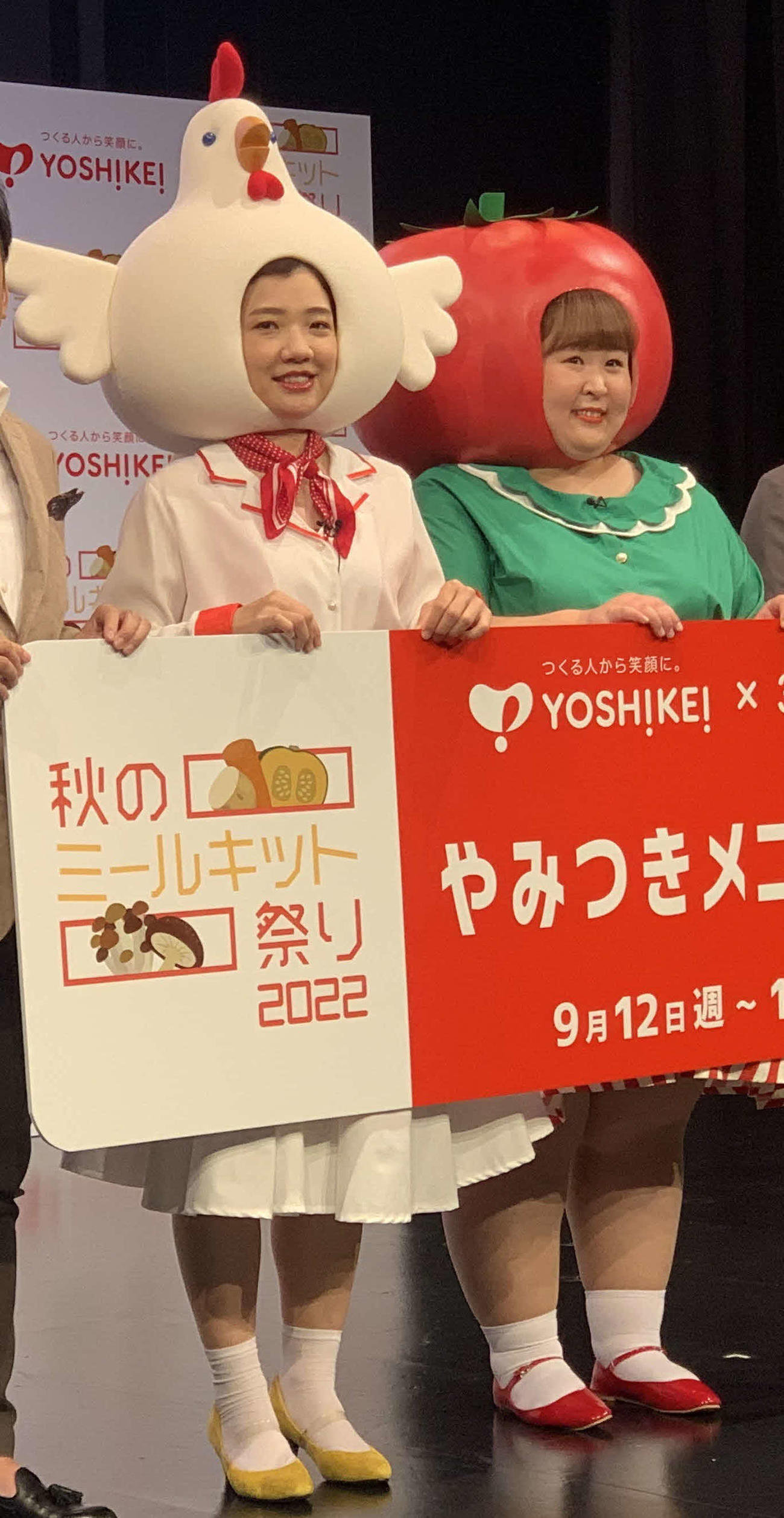 ミールキット宅配サービスを行うヨシケイ開発とコラボレーションした「ヨシケイ×3時のヒロイン　やみつきメニュー発表記者会見」に出席した、お笑いトリオ、3時のヒロインの福田麻貴（左）、かなで（撮影・松尾幸之介）