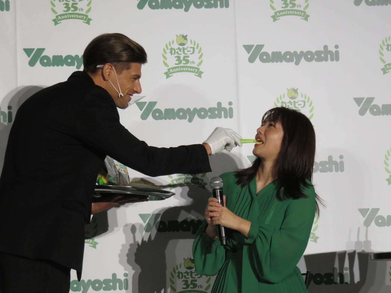 「わさビーフ」のキャンペーン発表会に出席した磯山さやか（右）マチュー・F