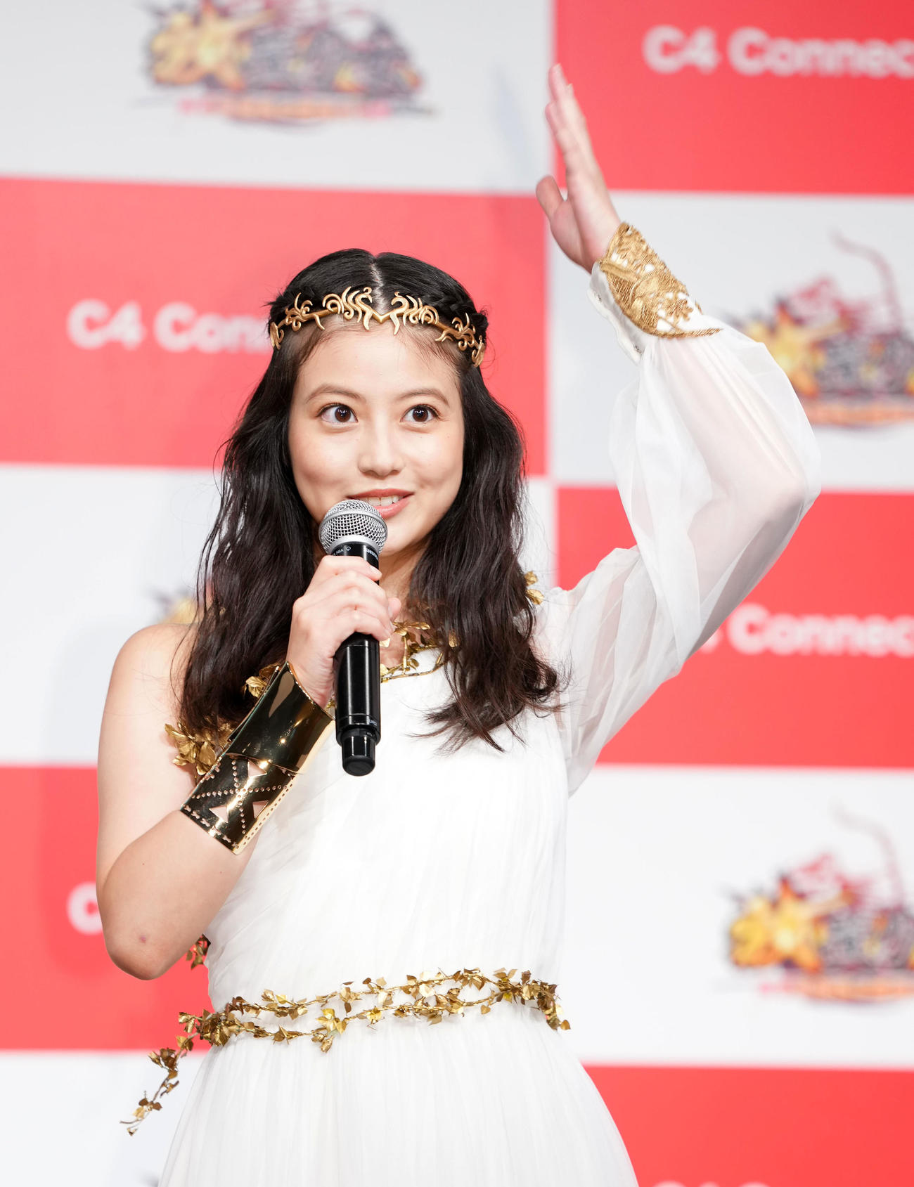 衣装のポイントを伝える今田美桜（撮影・横山健太）
