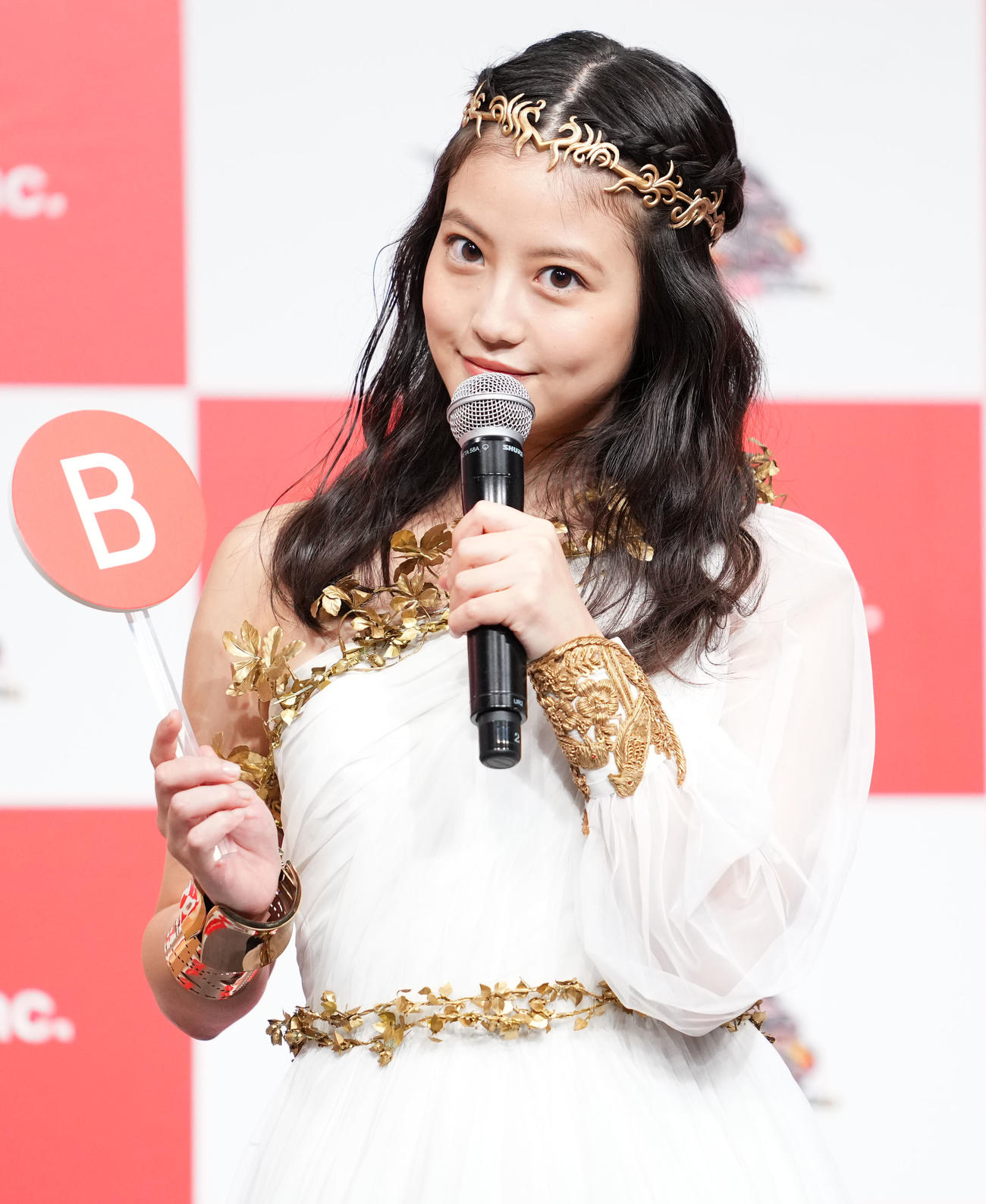 放置少女新テレビCM発表会に登場しクイズ形式の質問に答える今田美桜（撮影・横山健太）