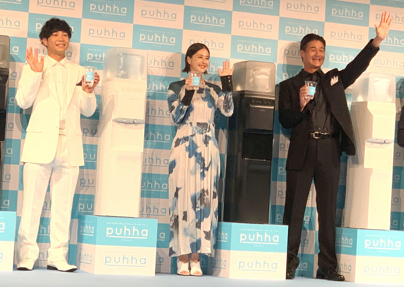 ビックカメラグループのウオーターサーバー事業参入会見に出席した松本若菜（中央）とティモンディの高岸宏行（右）、前田裕太（撮影・松尾幸之介）