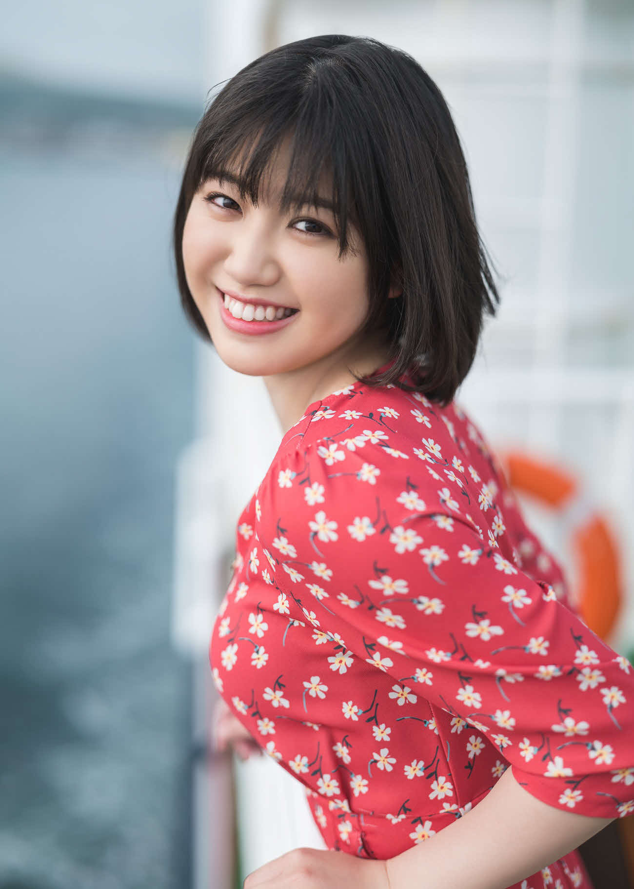 ファースト写真集「可憐な芳怜」を発売する和泉芳怜
