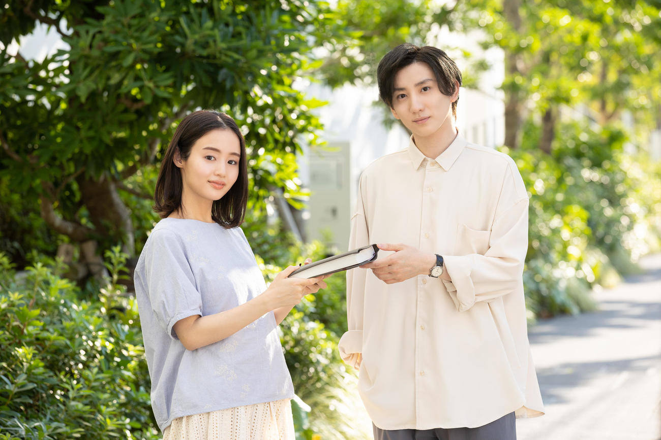 日本テレビ連続ドラマ「束の間の一花」に主演する京本大我（右）。左はヒロイン役の藤原さくら