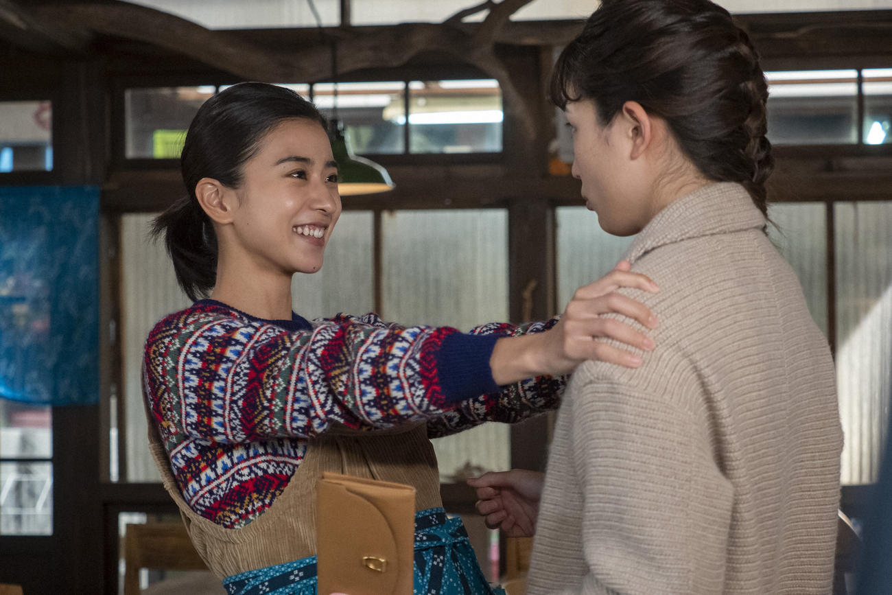 朝ドラ「ちむどんどん」より。姉の比嘉良子（右＝川口春奈）の訪問に明るい表情の青柳暢子（黒島結菜）(C)NHK
