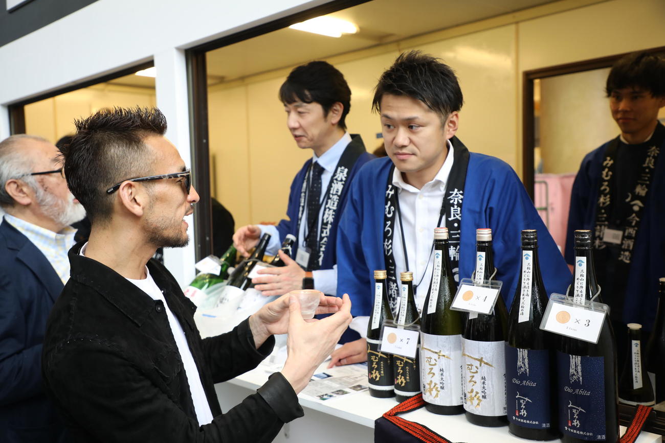 奈良県の酒蔵「今西酒造」の関係者と語り合う中田英寿氏（手前左）
