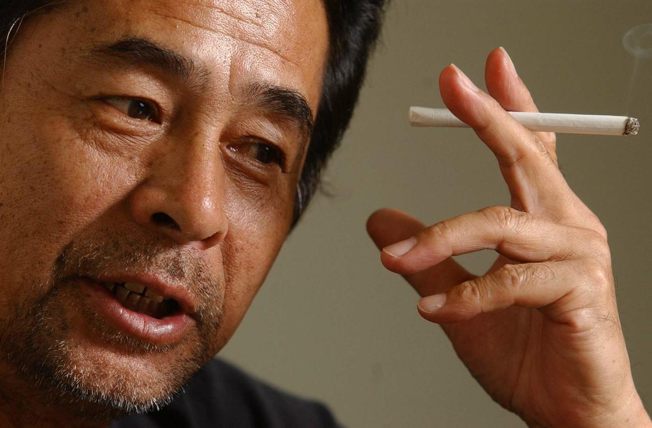 インタビューを受ける古谷一行さん（02年06月撮影）