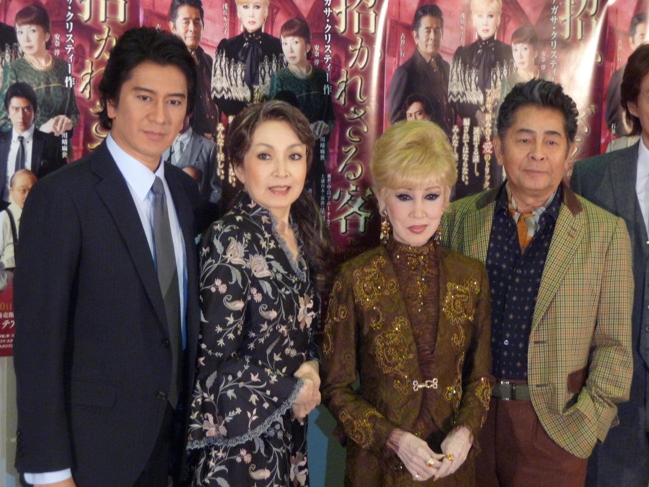 舞台「招かれざる客」公開稽古　復帰作「招かれざる客」の舞台稽古を行った古谷一行さん（右）と、左から川崎麻世、安奈淳、浅丘ルリ子（12年10月撮影）