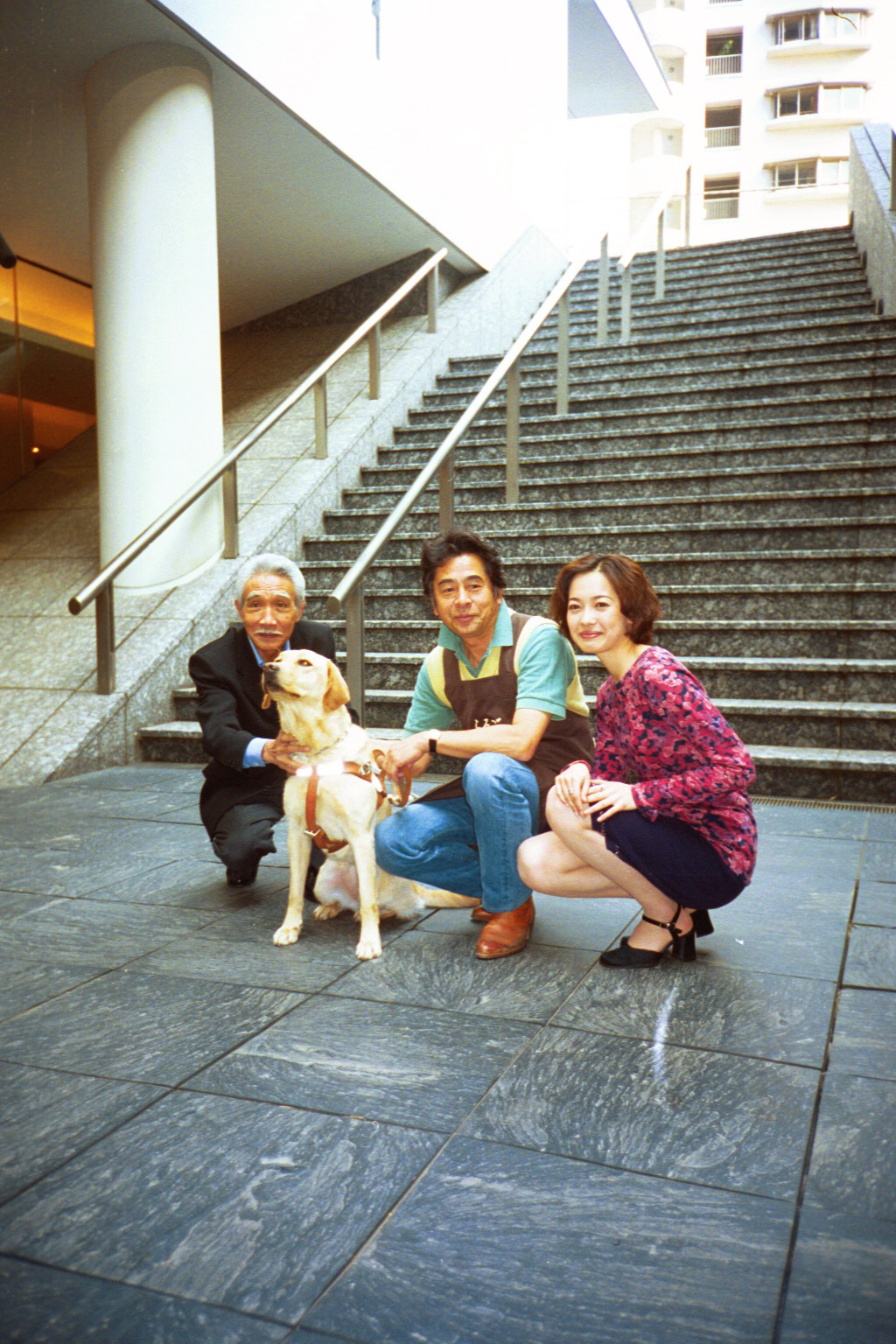 火曜サスペンス「盲人探偵」制作会見　左から藤村俊二さん、盲導犬、古谷一行さん、小林恵（00年4月撮影）