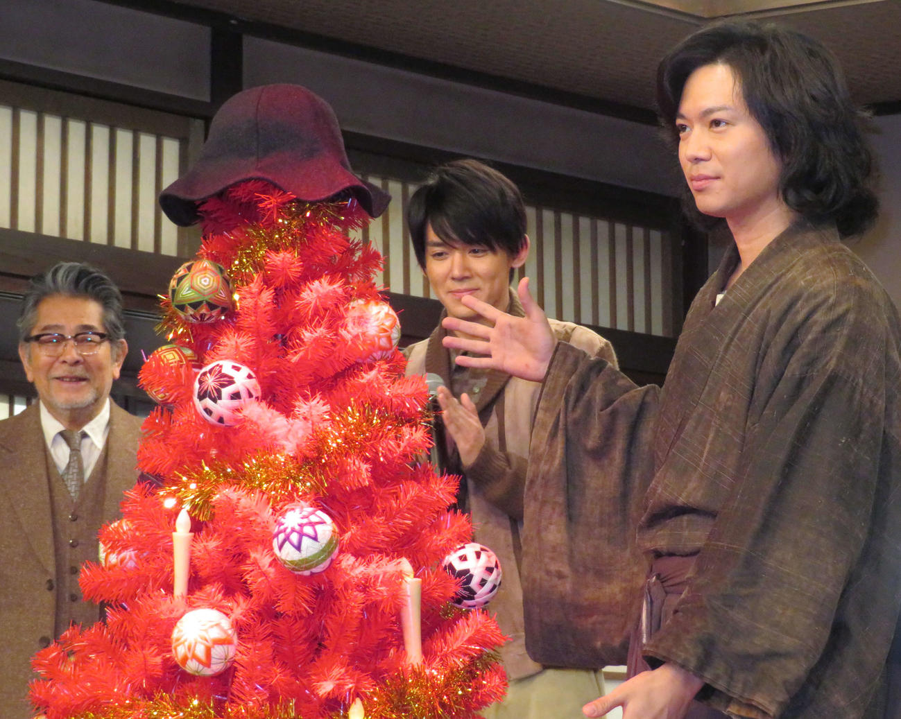 ツリーに金田一耕助風の帽子をかぶせた加藤シゲアキ（右）と古谷一行さん（19年12月撮影）