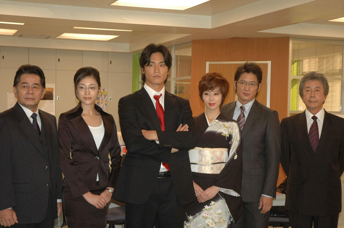 08年9月、「サラリーマン金太郎」制作発表に臨む古谷一行さん（左端）。左2人目から青山倫子、永井大、井上和香、細川茂樹、宇津井健さん