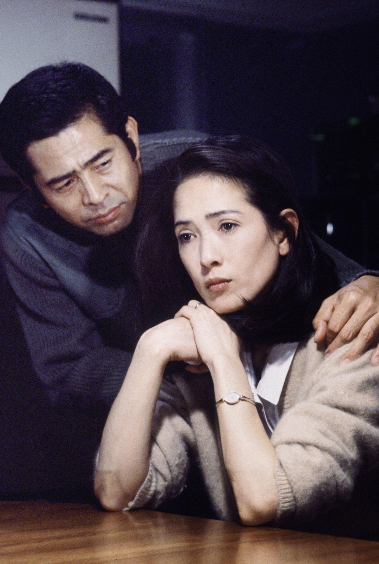 テレビドラマ「金曜日の妻たちへ」より。左から古谷一行さん、いしだあゆみさん（TBS提供）