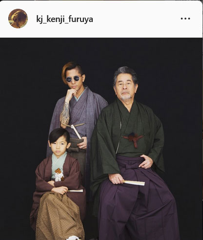 降谷建志がインスタグラムにアップした、自身と古谷一行さん、息子との3ショット