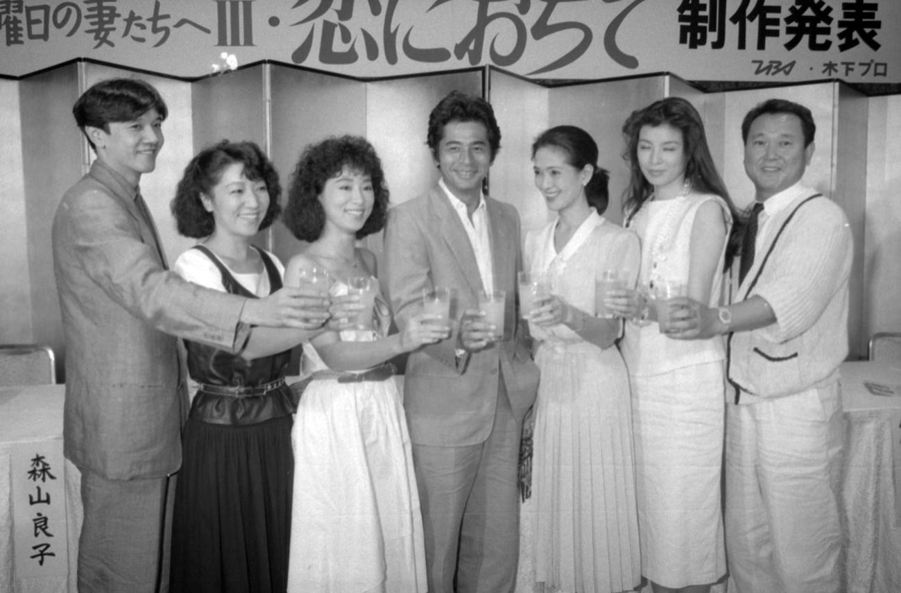 TBS「金曜日の妻たちへ3・恋におちて」制作発表　左から奥田瑛二、森山良子、小川知子、古谷一行さん、いしだあゆみ、篠ひろ子、板東英二さん（1985年8月撮影）
