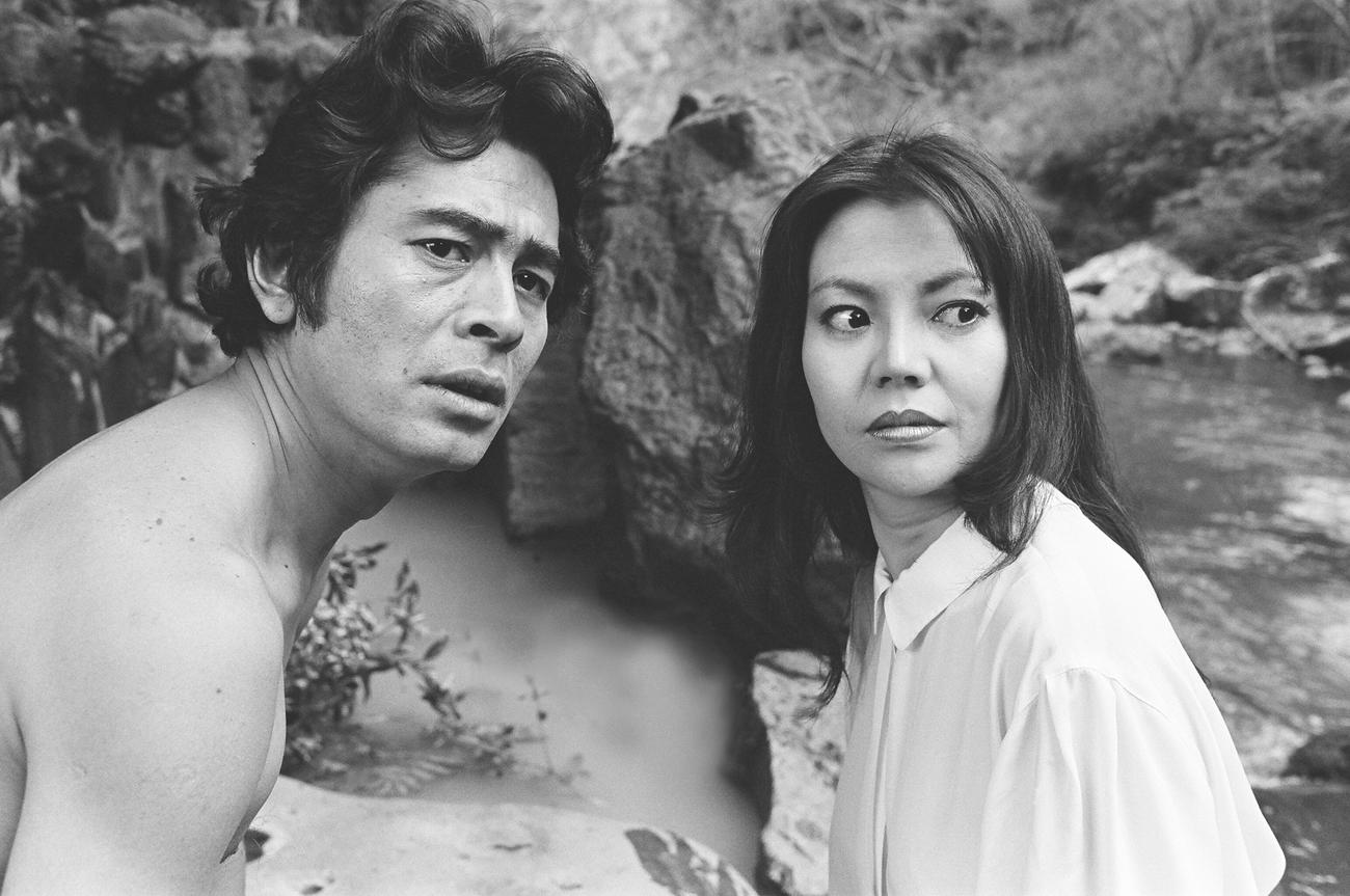 「混浴露天風呂連続殺人」の古谷一行さん（左）と木の実ナナ（82年10月16日放送）（C）ABC