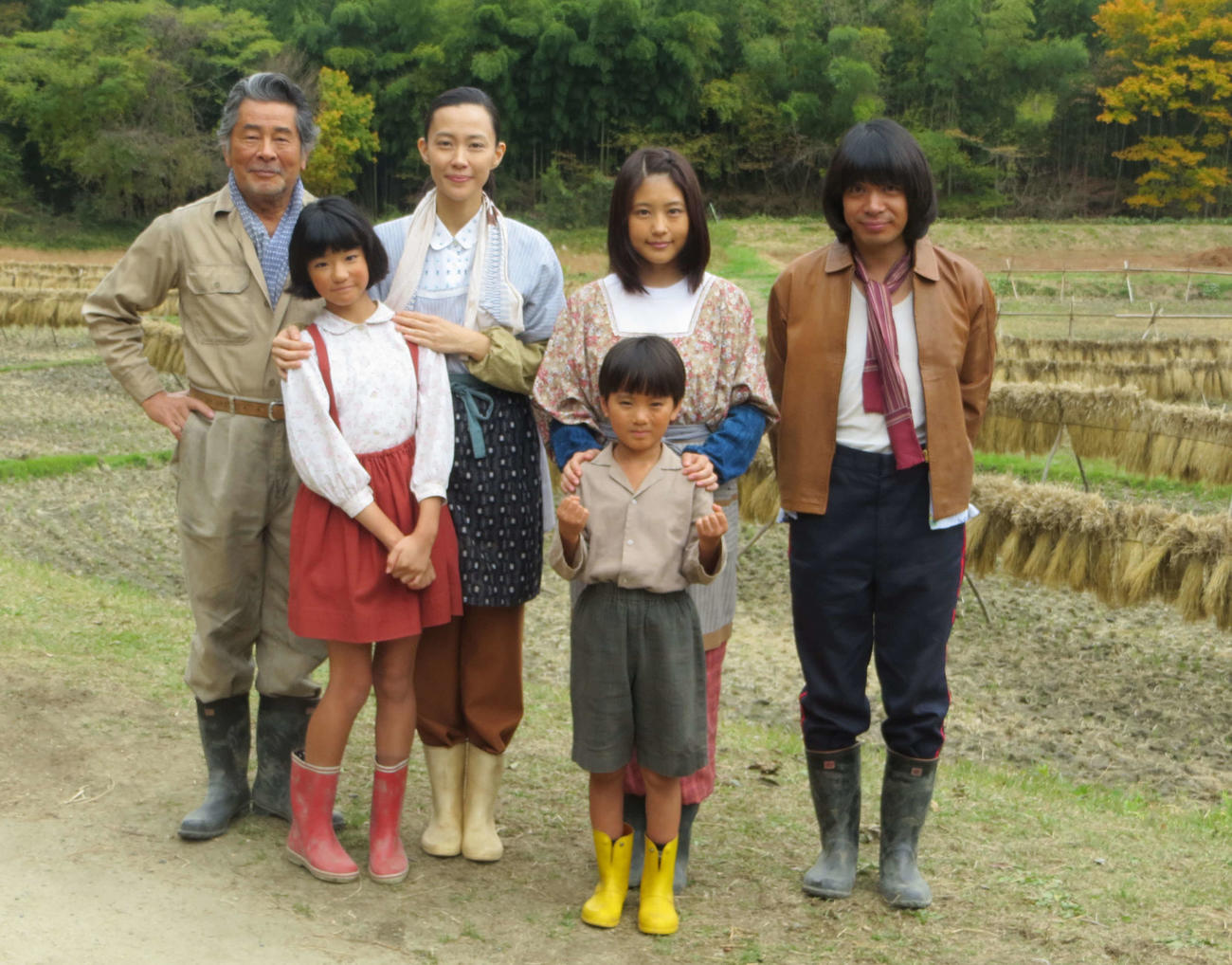 16年11月、茨城県内で「ひよっこ」のロケを行う、前列左から宮原和、高橋来、後列左から古谷一行さん、木村佳乃、有村架純、峯田和伸