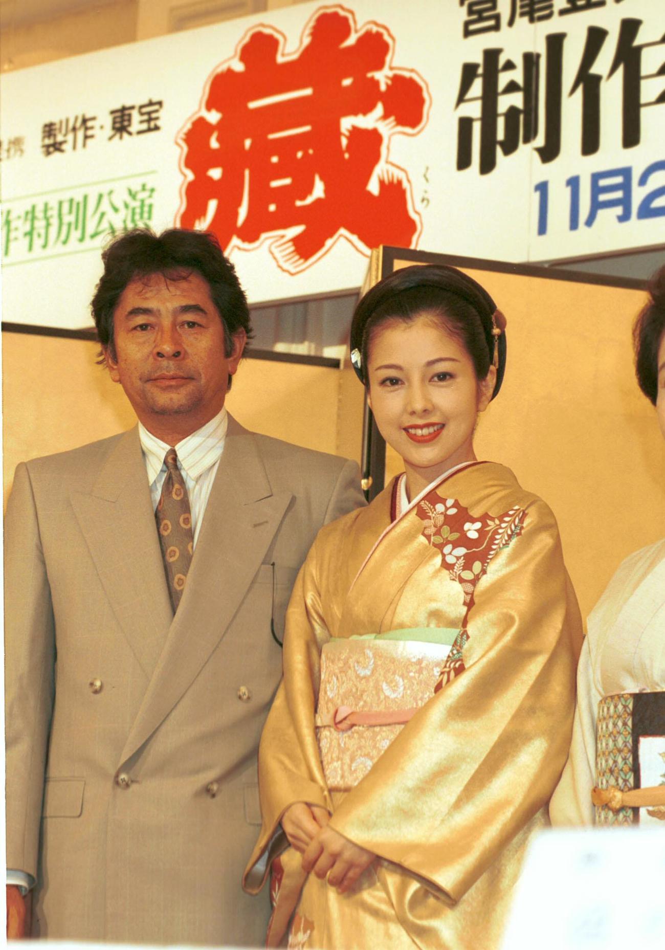 舞台「蔵」に主演する沢口靖子（右）、古谷一行さん（97年9月撮影）