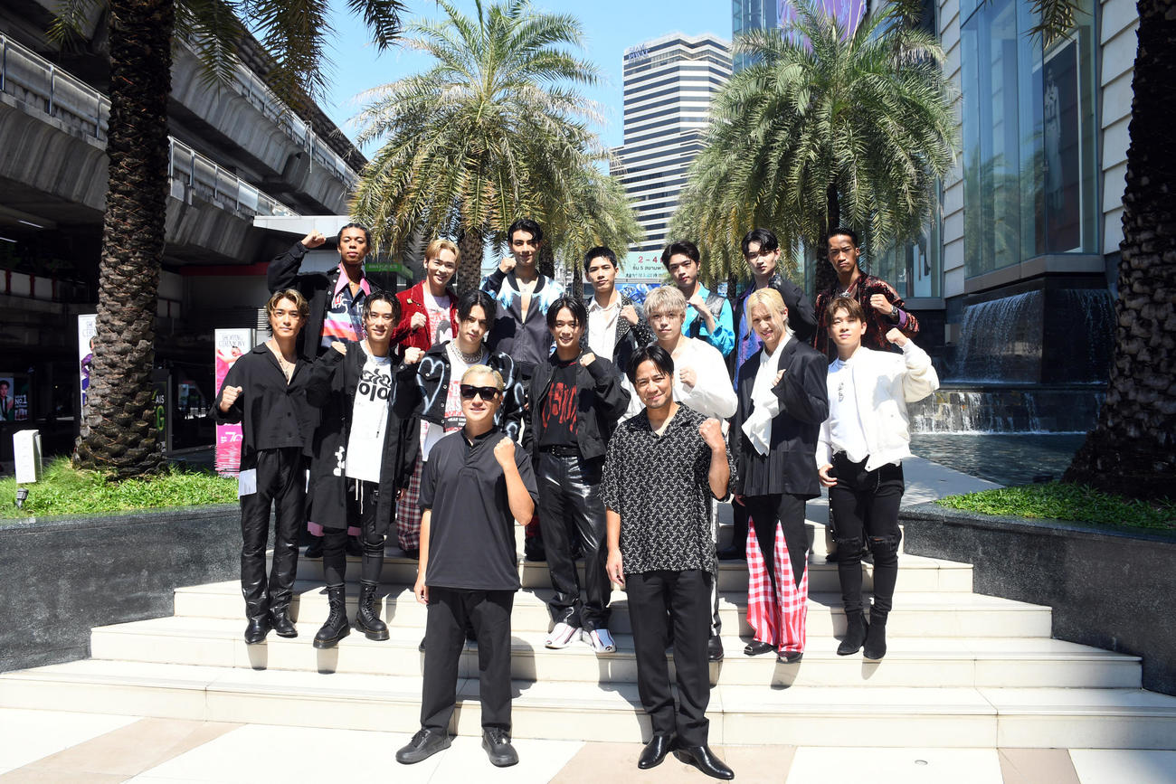タイで武者修行を行うBALLISTIK BOYZ（中列）とPSYCHIC FEVER（後列）を激励するEXILE HIRO（右）とVERBAL。中列左から砂田将宏、深堀未来、海沼流星、日高竜太、加納嘉将、松井利樹、奥田力也、後列左からJIMMY、中西椋雅、WEESA、小波津志、半田龍臣、渡邉廉、剣（撮影・大友陽平）