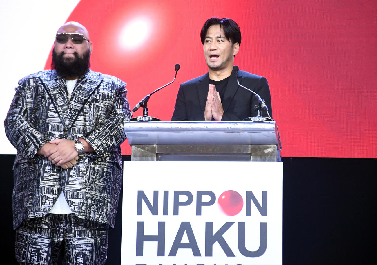 「バンコク日本博2022」のオープニングセレモニーであいさつするEXILE HIRO。左はF．HERO（撮影・大友陽平）