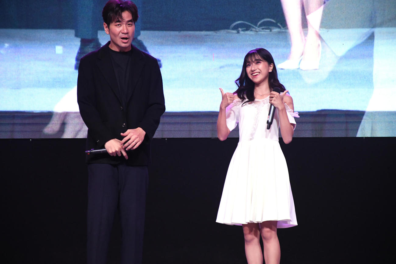 「バンコク日本博2022」のオープニングセレモニーでSTAMP（左）とテーマ曲を歌うBNK48のMIORIこと大久保美織（撮影・大友陽平）