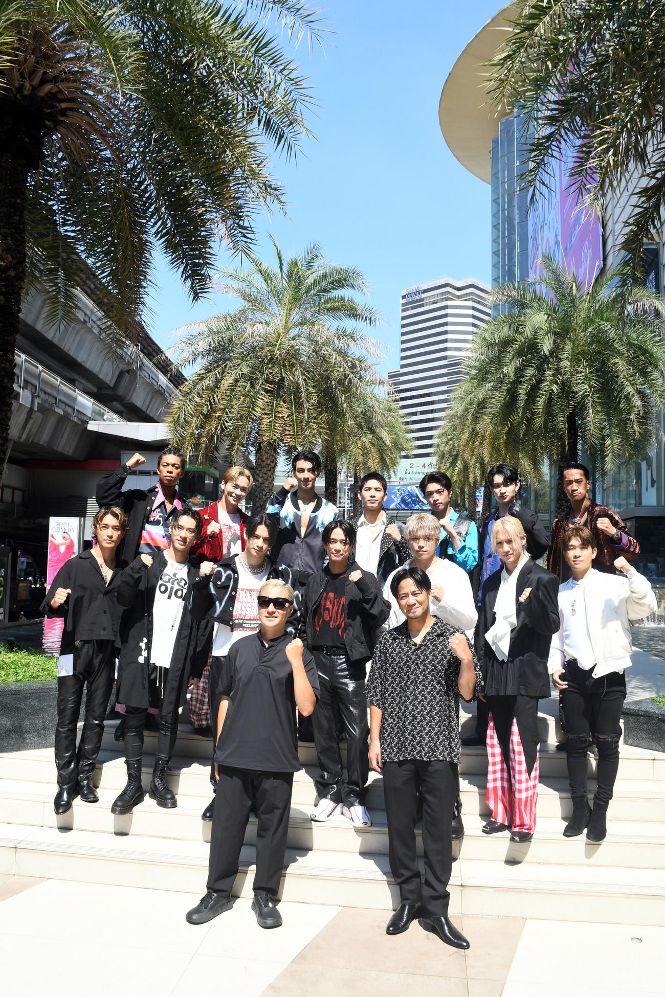 タイで武者修行を行うBALLISTIK BOYZ（中列）とPSYCHIC FEVER（後列）を激励するEXILE HIRO（右）とVERBAL。中列左から砂田将宏、深堀未来、海沼流星、日高竜太、加納嘉将、奥田力也、松井利樹、後列左からJIMMY、中西椋雅、WEESA、小波津志、半田龍臣、渡邉廉、剣（撮影・大友陽平）